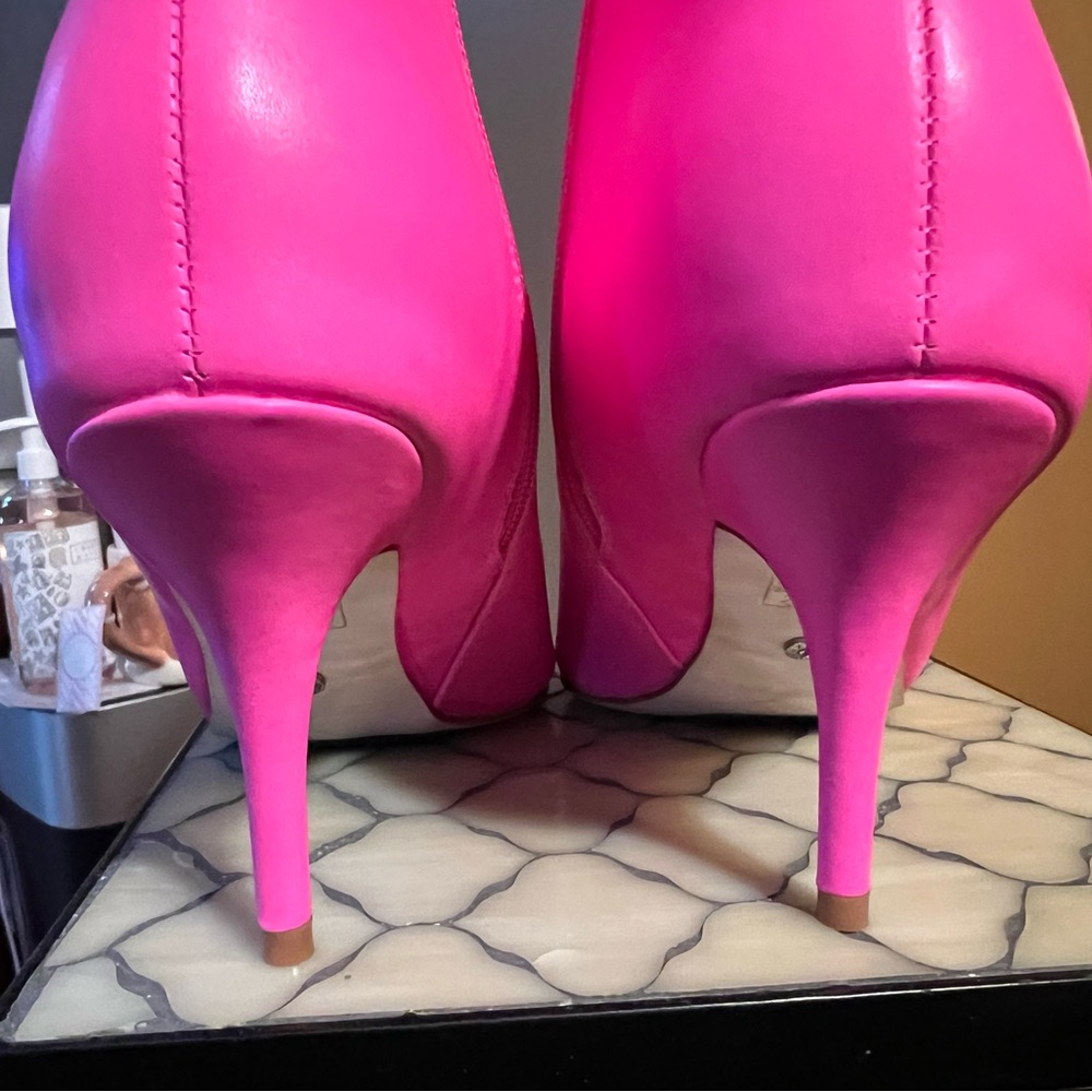 Azalea Wang NWT Stunning Barbie Influence Pink Faux Leather Stiletto Heal Boots - Picture 2 of 13